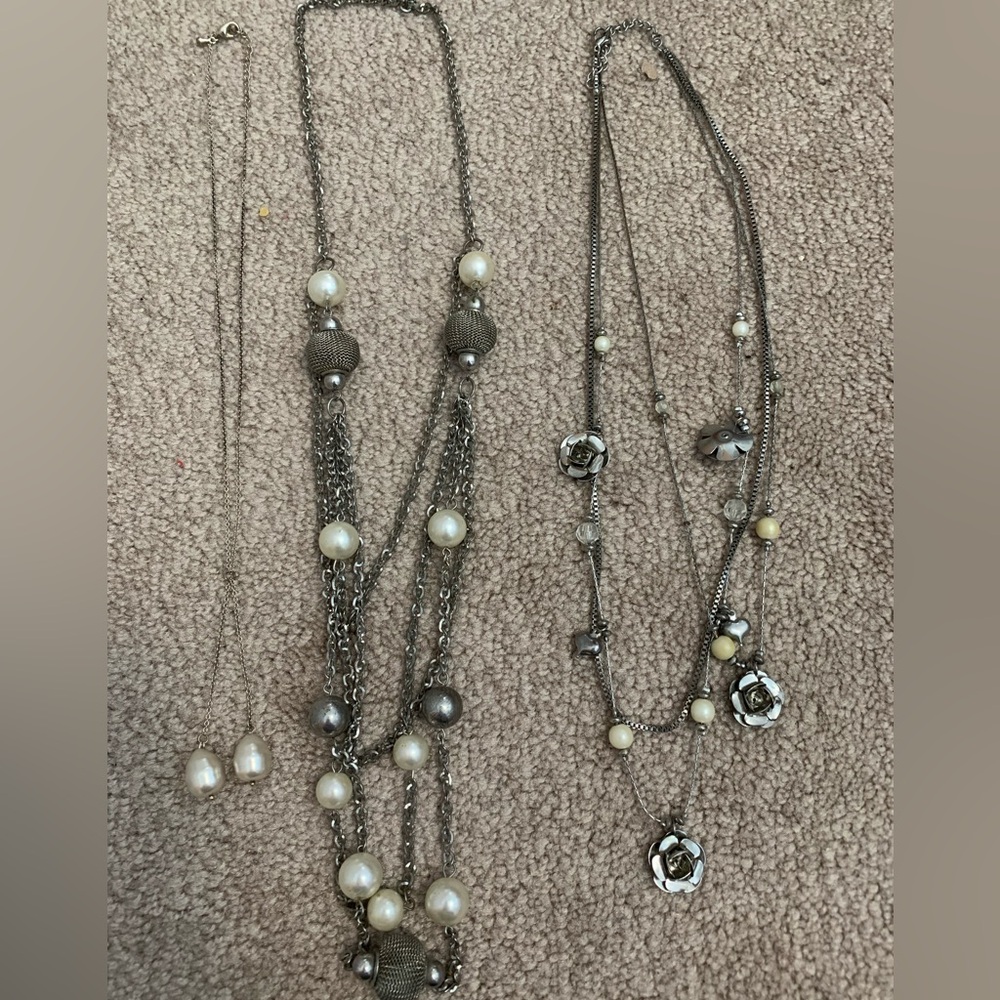 Elegant Silver and Pearl Necklace Set